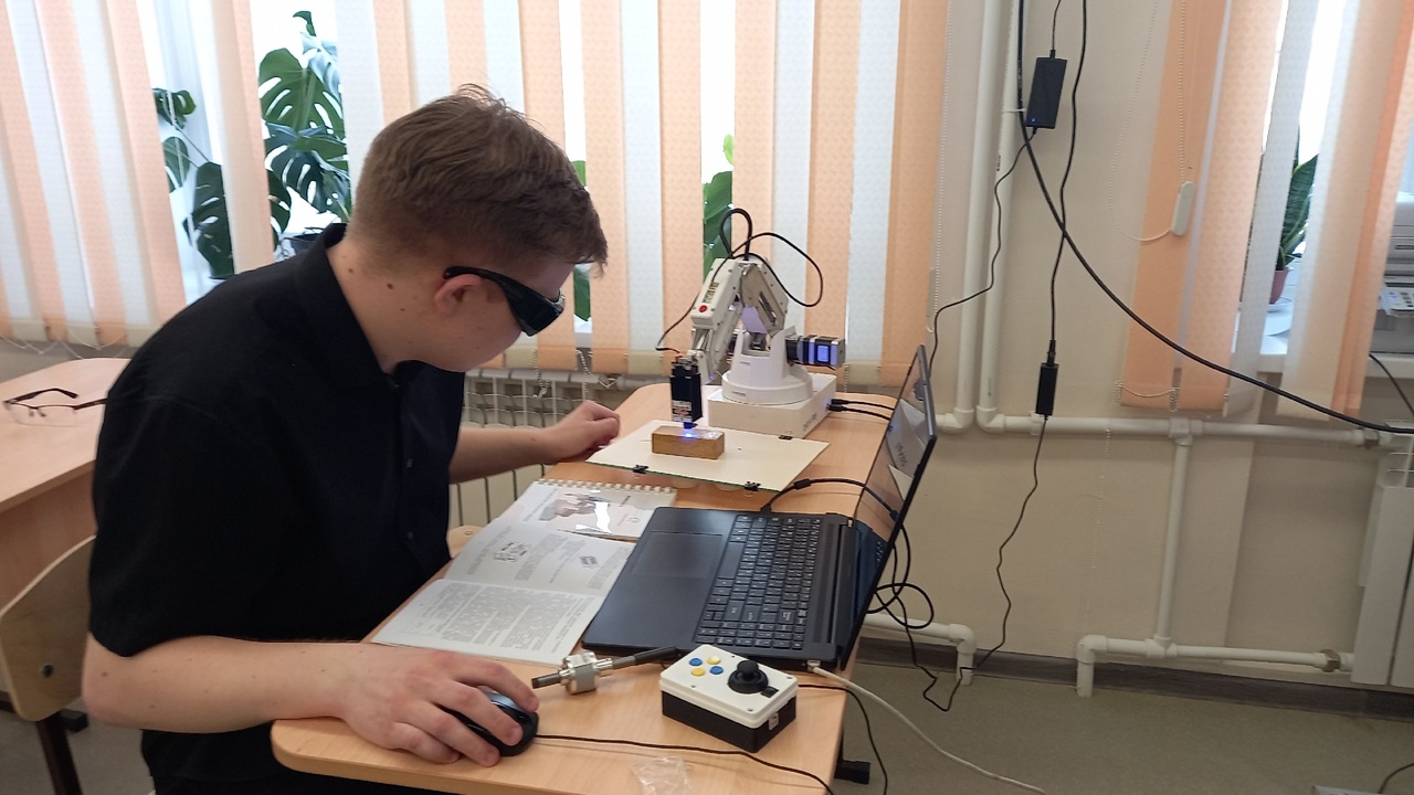 Использование робота на кружке по физике.